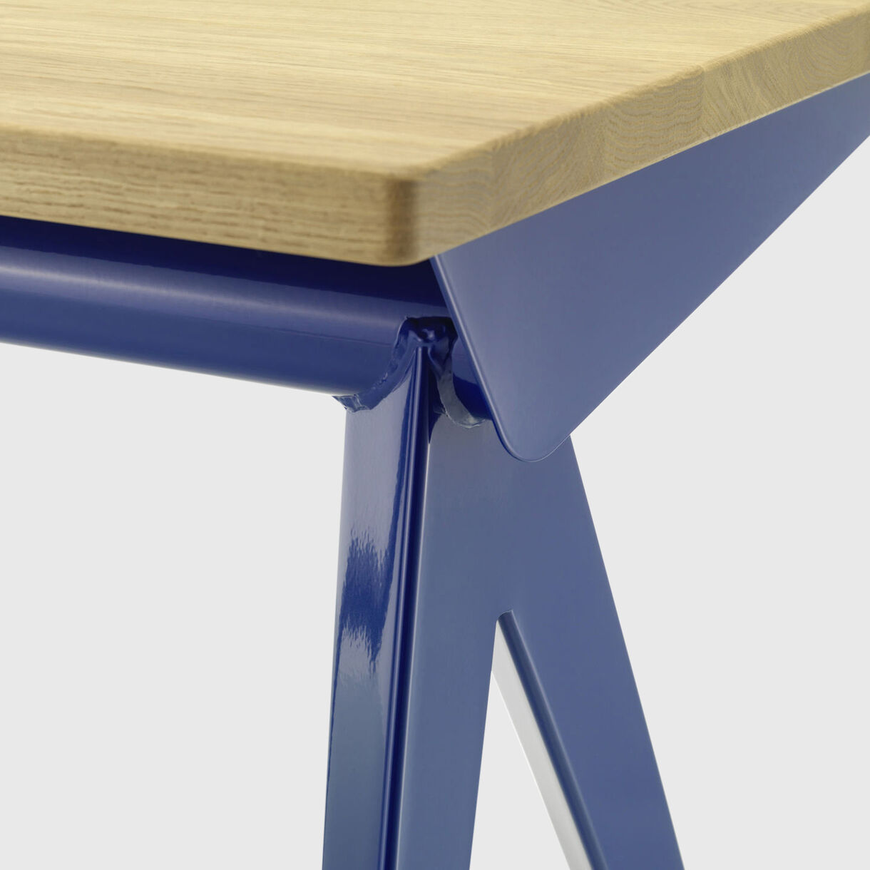 Compas Direction Desk